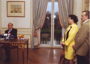 Ion Iliescu,Cleopatra Lorinţiu ,Vasile Popovici(diplomaţi ai Ambasadei României în Franţa).Paris noiembrie 2003, in timpul interviurile preşedintelui României