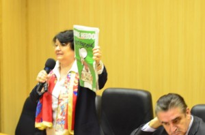 Cleopatra Lorinţiu moderând simpozionul Libertatea şi democraţia la Facultatea de Jurnalism Hyperion, 3 martie 2015.Bucureşti.